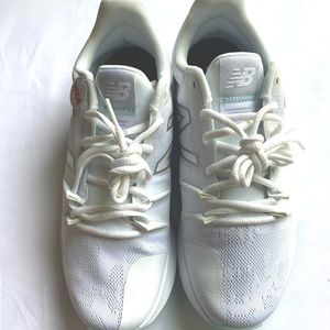 (Women’s size 10) Mens Size 8 New Balance Athletic wide 2E Shoe TRNR White